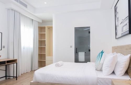 Jumeira 3 House | Coastal Retreat at Full Moon Villa Mavericks Suite