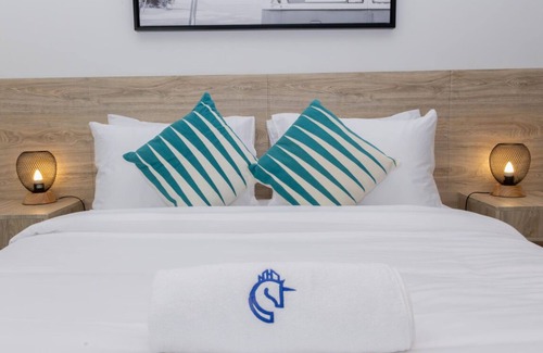 Jumeira 3 House | Coastal Retreat at Full Moon Villa Mavericks Suite