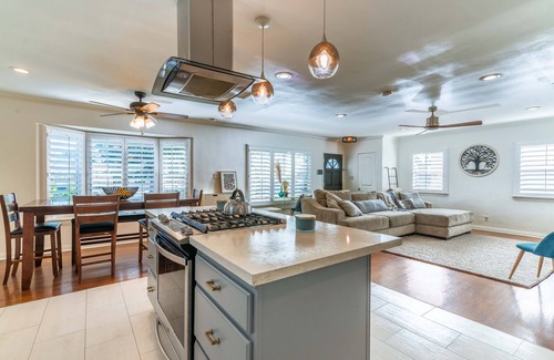 Harbor House | Coastal Retreat Centrally located