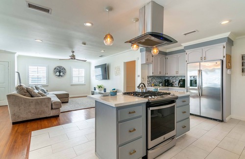 Harbor House | Coastal Retreat Centrally located