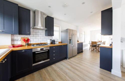 East Wittering House | Coastal Retreat for 6 Close to Beaches
