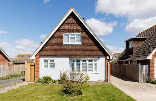 East Wittering House | Coastal Retreat for 6 Close to Beaches