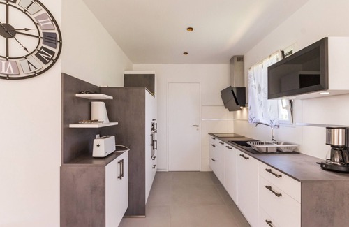 Asserac Cottage | Coastal Retreat: Modern Home 100m from Sea, Close to Shops, Spacious Garden, WiFi, Baby-Friendly