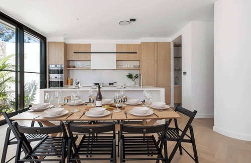 Burraneer House | Coastal Retreat with Private Parking