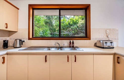 Copacabana House | "Coastal Serenity" – Ocean Views & Close to Beach