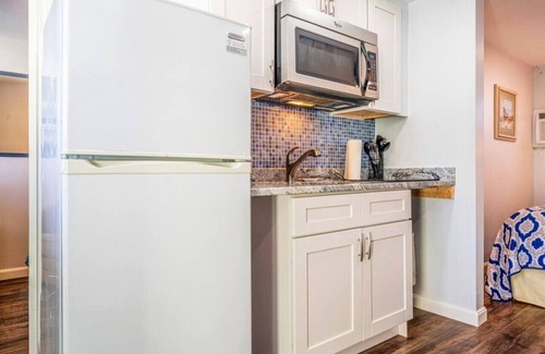 Old Orchard Beach Apartment | Coastal Studio Escape | Sleeps 4 | Parking