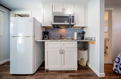 Old Orchard Beach Apartment | Coastal Studio Escape | Sleeps 4 | Parking