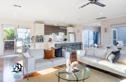 Middleton House | Coastal Style Pavilion House, Sea Views, Big Decks - one street from beach-Duney