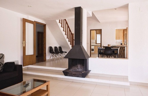 Calafat House | Coastal Villa with Private Pool, Steps from Beach, 4 Bedrooms, BBQ, Wi-Fi, Family-Friendly