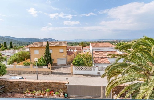 El Mas Fumats Villa | Coastal Villa with Garden