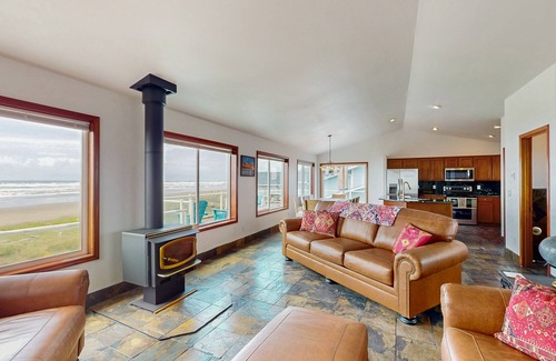 Westport House | Coastal Waterfront Getaway in Westport, WA – Endless Ocean Views