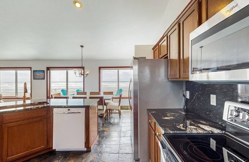 Westport House | Coastal Waterfront Getaway in Westport, WA – Endless Ocean Views