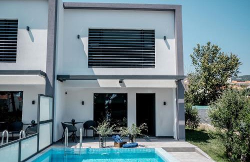Nea Iraklitsa Villa | cobalt aqua