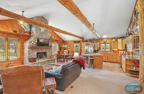 Zenda House | Cobblestone Cabin- 5 minutes from Geneva Lake, Easy Access to Snowmobile Trails!