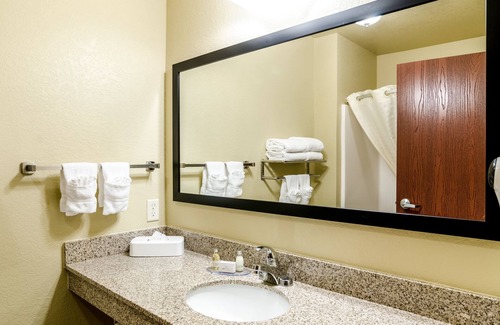 Gill Hotel | Cobblestone Inn & Suites - Kersey