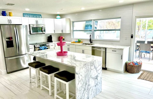Iona Villa | Coco Cabana Villa -5 miles to beach- heated pool