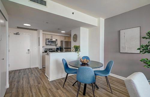 Coconut Grove House | Coconut Grove 1 bedroom condo parking included