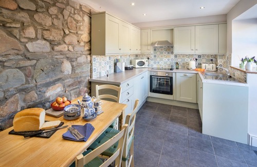 Kidwelly Apartment | Coeden Afal - Sleeps 4