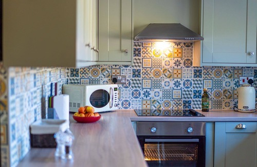 Kidwelly Apartment | Coeden Afal - Sleeps 4