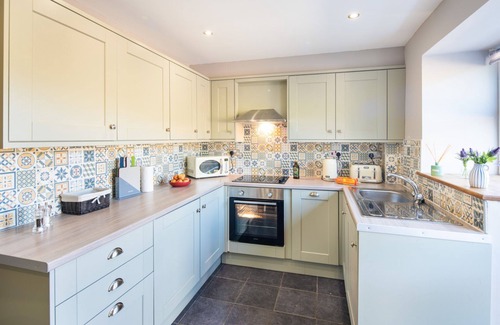 Kidwelly Apartment | Coeden Afal - Sleeps 4
