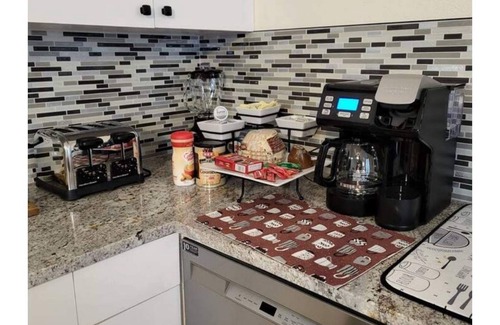 Oatmeal House | Coffee & tea bar, wine bar. New appliances. Extended stays allowed. KING BED.