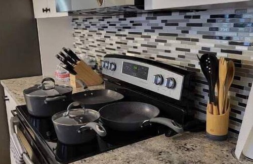 Oatmeal House | Coffee & tea bar, wine bar. New appliances. Extended stays allowed. KING BED.