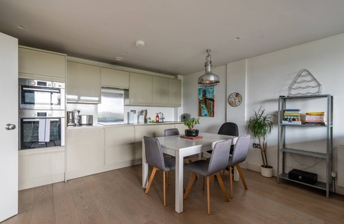 Bristol Apartment | Cohost Partners Stylish 2BR in Central Bristol