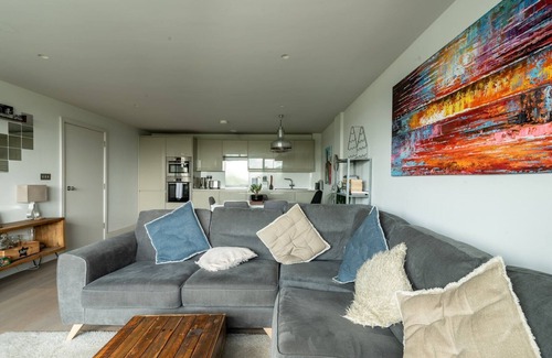 Bristol Apartment | Cohost Partners Stylish 2BR in Central Bristol