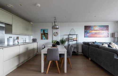 Bristol Apartment | Cohost Partners Stylish 2BR in Central Bristol