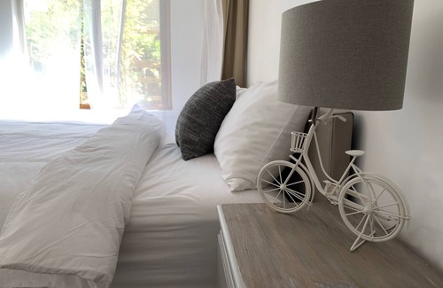 New Forest District Cabin | Colbury Lodge * Hot Tub* on the edge of the New Forest
