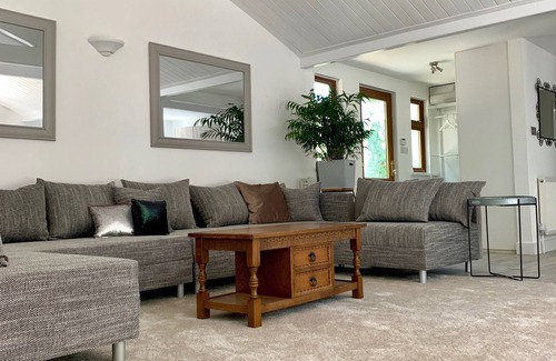 New Forest District Cabin | Colbury Lodge * Hot Tub* on the edge of the New Forest