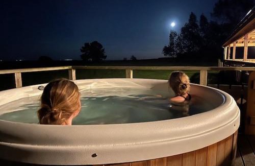 Stone in Oxney Apartment | Coldharbour Luxury Shepherds Hut with Hot Tub