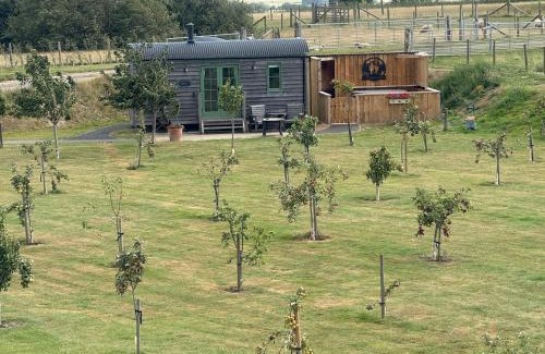 Stone in Oxney Apartment | Coldharbour Luxury Shepherds Hut with Hot Tub