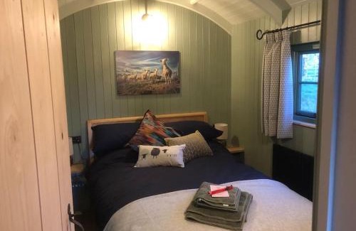 Stone in Oxney Apartment | Coldharbour Luxury Shepherds Hut with Hot Tub