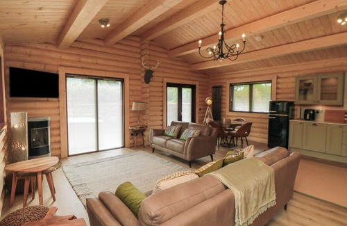 Carlton-in-Cleveland Cottage | COLDMOOR LODGE 6, romantic, with hot tub in Stokesley