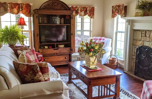 Branson Cottage | Colleen's Cottage in Cross Creek- Cozy Part-Time Corporate Monthly Rental🏡