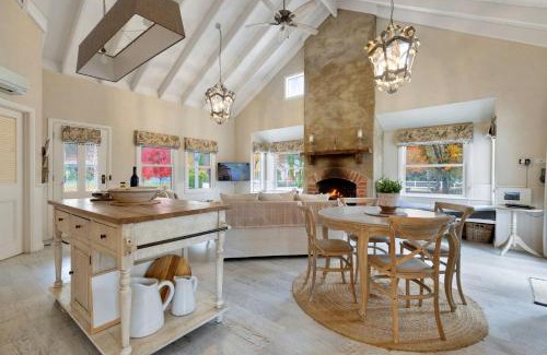 Bright House | Collins Cottage - Luxury Accommodation