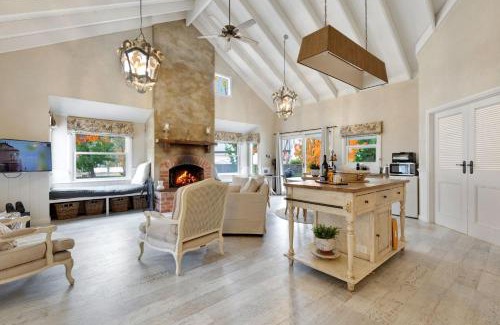 Bright House | Collins Cottage - Luxury Accommodation