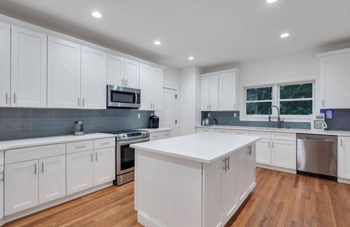 Southampton House | COLONIAL COMPOUND WITH OVERSIZED LIVING ROOMS, GYM, AND ARCADE ROOM, CLOSE.