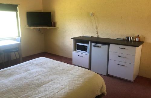 Allans Flat Hotel | Colonial Inn Guest Rooms