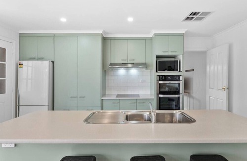 Alfredton House | Colonial Retreat – Peaceful, Pet-Friendly Comfort