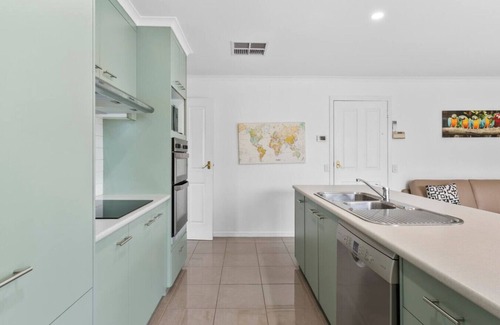 Alfredton House | Colonial Retreat – Peaceful, Pet-Friendly Comfort