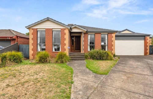 Alfredton House | Colonial Retreat – Peaceful, Pet-Friendly Comfort