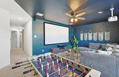 Saginaw House | Colonial Style Retreat ft Pool Cinema jacuzzi