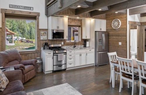 Palmer Cabin | Colonist Camp @The Lodges on the Old Mountain Road