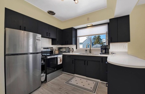 Quinnesec House | Color Season is Here! Mid-modern 2 beds with King/Queen