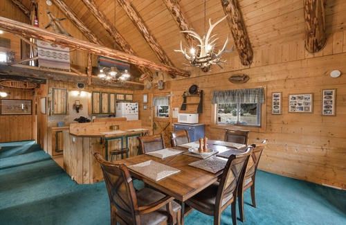 South Fork House | Colorado Cabin 20 Mins to Wolf Creek Ski Area - Private Hot Tub