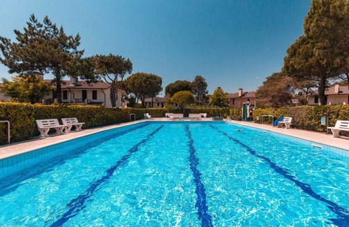 Porto Santa Margherita Villa | Colorful house with pool and garden