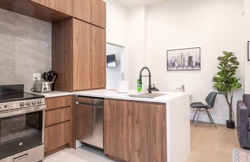 Central Business District Hotel | Colorful 1 BR Walk to Penn Station-Great Location