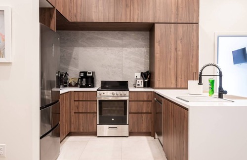 Central Business District Hotel | Colorful 1 BR Walk to Penn Station-Great Location